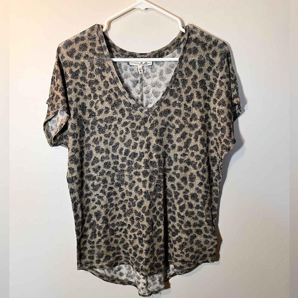 Express Leopard Print V-Neck Short Sleeve Tee - Beige & Black